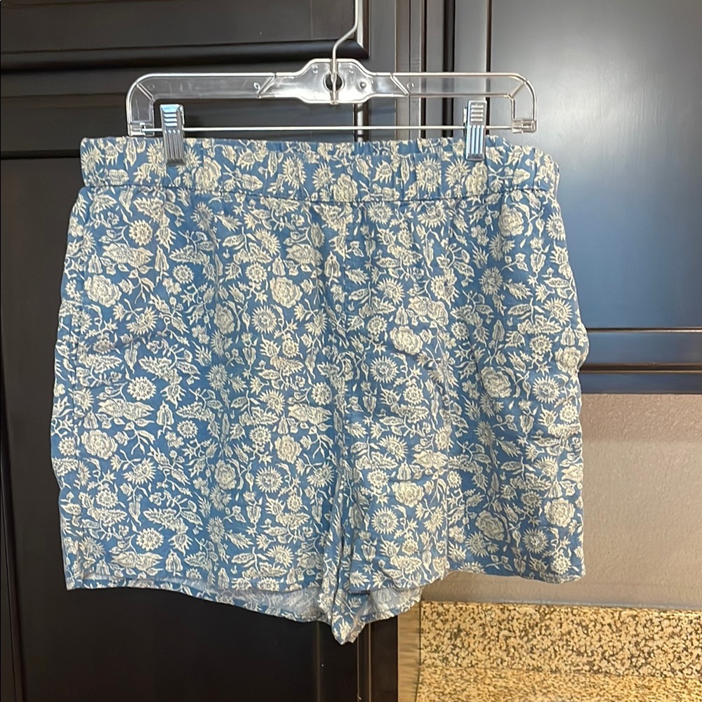 Universal Thread Blue and White Floral Bermudas